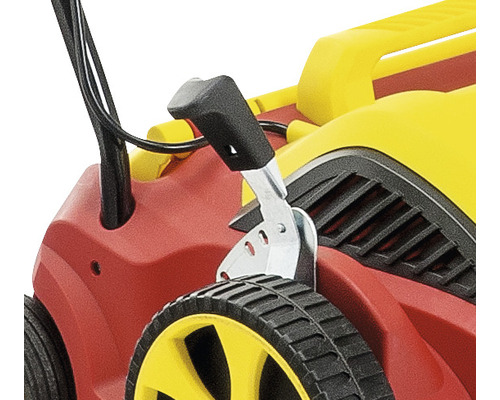 Detailaufnahme eines Rasenmähers mit Griff und Rad