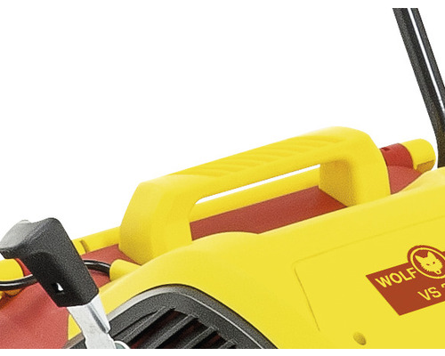 Detailansicht eines gelben Gartenhäckslers mit Tragegriff und Bedienelementen