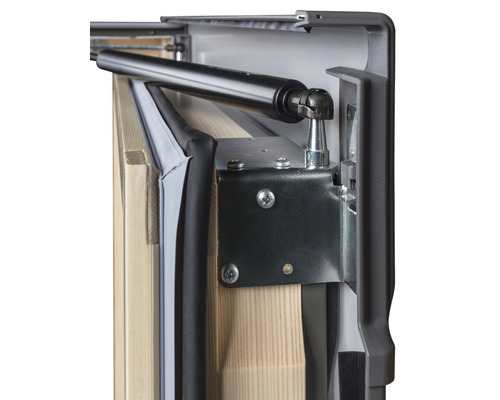 Detailansicht eines Dachfensters mit Dichtung und Mechanik