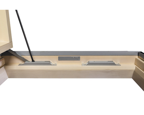 Detailansicht eines Dachfensters mit Beschlägen und Holzrahmen