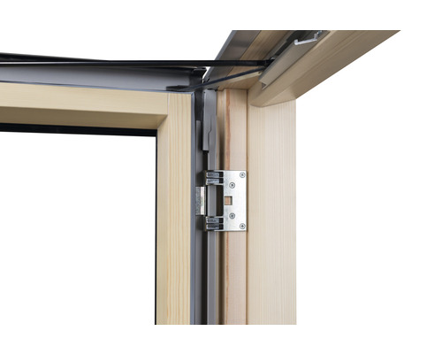 Detailansicht eines Holzfensters mit Beschlägen und Dichtung