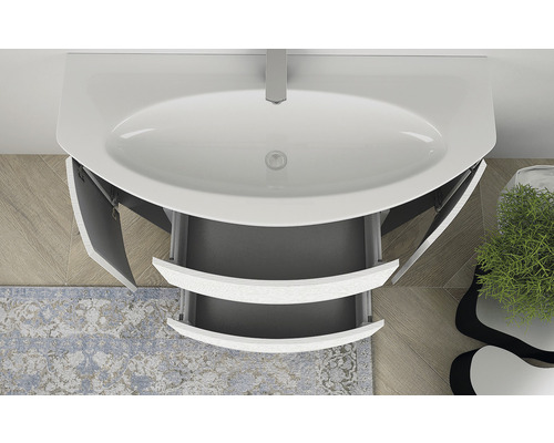 Vue de dessus d''une salle de bains avec meuble sous-vasque avec éléments coulissants et portes d''armoire ouvertes