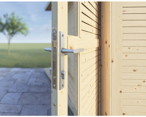 Porte en bois ouverte avec poignée de porte en métal sur une cabane de jardin