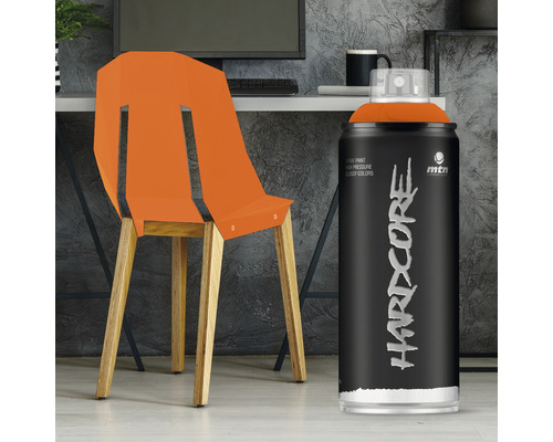 Peinture aérosol MTN Hardcore à côté d''une chaise