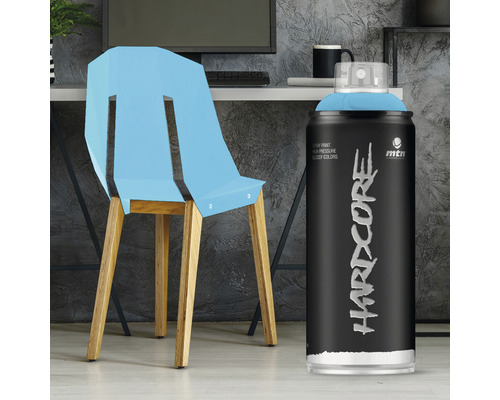 Hellblauer Stuhl mit Farbspraydose