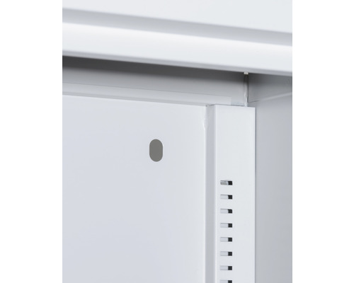 Vue détaillée d''une armoire métallique avec un trou et des fentes de ventilation