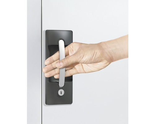 Main actionnant une serrure d''armoire avec clé