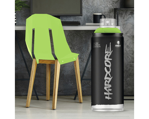 Peinture en aérosol et chaise dans une pièce.