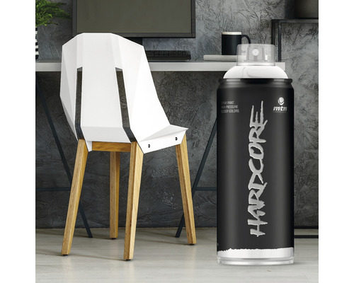 Bombe aérosol avec l''inscription Hardcore à côté d''une chaise