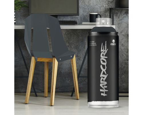 Peinture aérosol à côté d''une chaise et d''un bureau