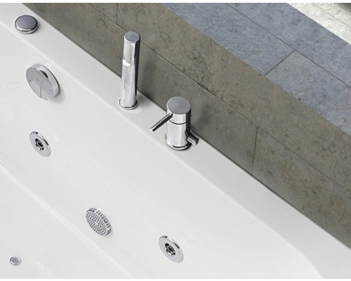 Gros plan d''une baignoire avec robinetterie et jets