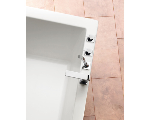 Gros plan d''une baignoire blanche avec robinetterie chromée