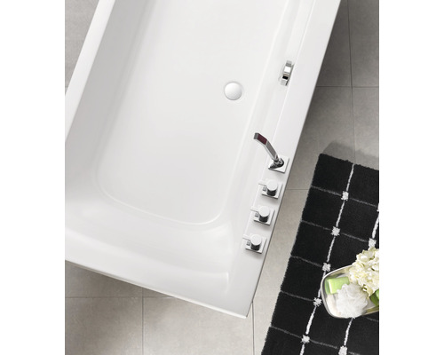 Vue de dessus d''une baignoire blanche avec robinetterie et tapis de bain