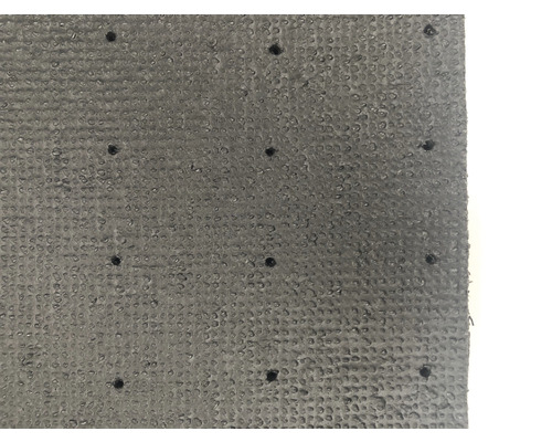 Vue détaillée d''un tapis de drainage avec une structure à picots et des trous pour l''évacuation de l''eau.