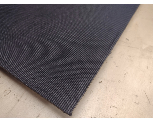 Tapis en caoutchouc noir avec surface côtelée