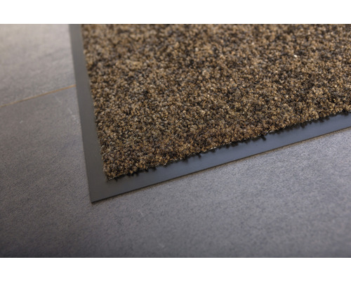 Vue détaillée d''un tapis de propreté marron avec une bordure noire.