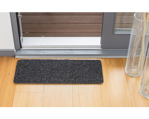 Schmutzfangmatte vor einer Terrassentür auf Holzboden