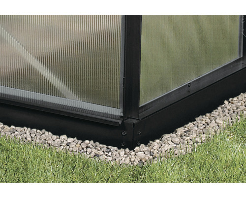 Detailaufnahme von Ecke und Fundament eines Gewächshauses