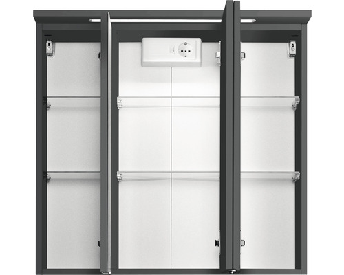 Armoire de toilette ouverte avec étagères en verre et prise