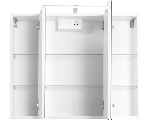 Armoire de toilette ouverte avec étagères et prise