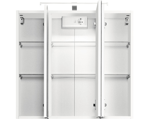 Armoire de toilette ouverte avec étagères et prise