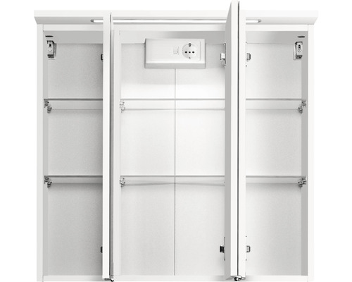 Armoire de toilette ouverte avec prise électrique et étagères en verre pour salle de bain