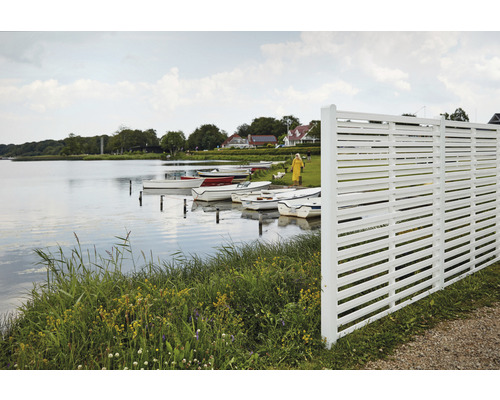 Brise-vue blanc au bord d''un lac avec des bateaux