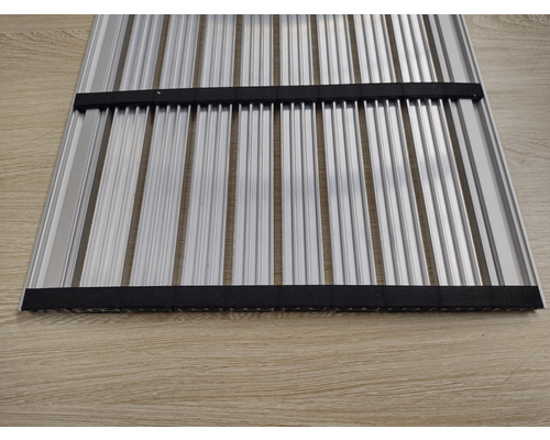 Rampe de chargement en aluminium avec profilé à rayures et deux bandes de fixation noires