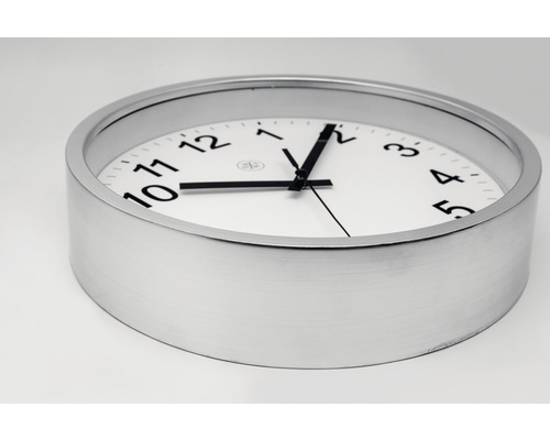 Runde Wanduhr mit Ziffernblatt und silberfarbenem Rahmen