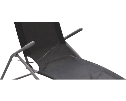 Detailansicht eines Gartenstuhls mit Armlehne
