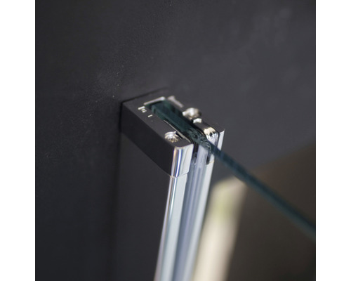 Vue détaillée d''une fixation de cabine de douche avec verre