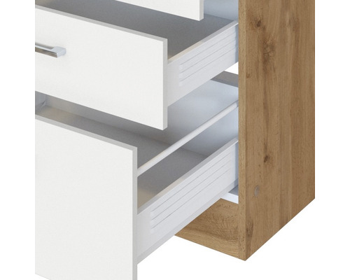 Detailansicht eines Schranks mit offenen Schubladen.