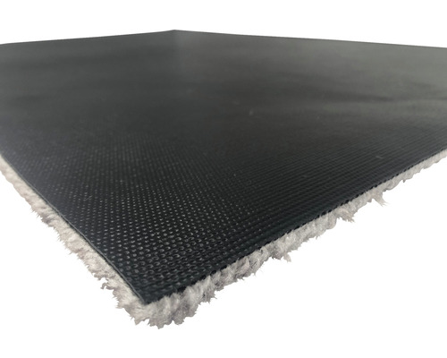 Teppich mit schwarzer Rückseite und weißem Flor