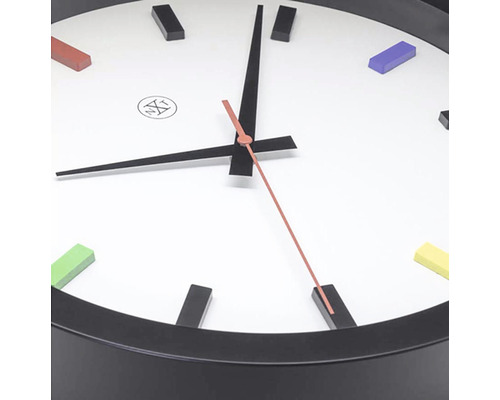 Horloge murale avec marquages colorés et affichage de l''heure