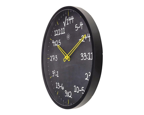 Wanduhr mit mathematischen Gleichungen anstelle von Zahlen