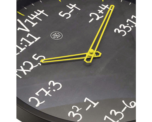Wanduhr mit mathematischen Formeln statt Zahlen