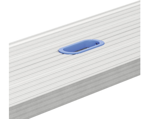 Vue détaillée d''un barreau d''échelle en aluminium avec une poignée