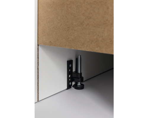 Pied de meuble réglable sous un meuble