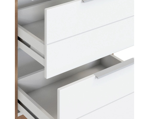 Kommode mit offenen weißen Schubladen.