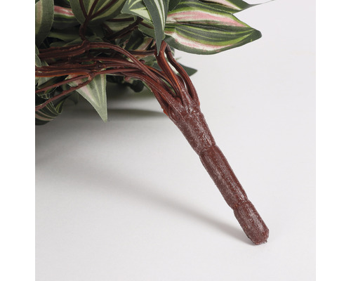 Detailaufnahme eines künstlichen Triebs mit Blättern