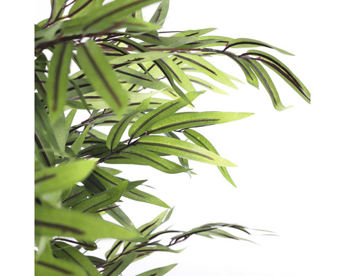 Plante artificielle avec des feuilles vertes