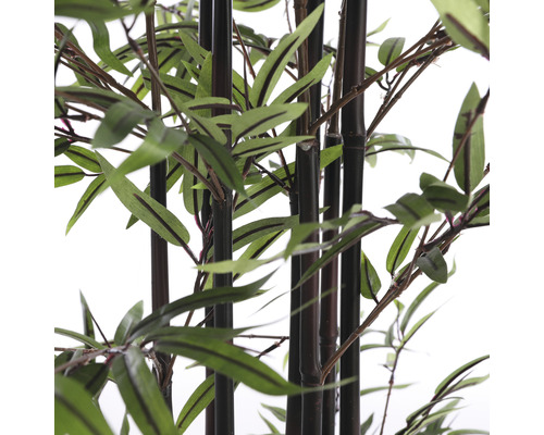 Gros plan sur du bambou artificiel avec des feuilles