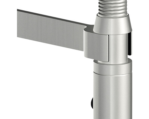 Detailaufnahme eines Metallrohrs mit Halterung