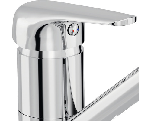 Nahaufnahme einer verchromten Waschtischarmatur mit Hebel