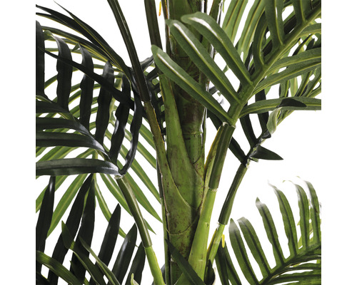 Gros plan d''un palmier artificiel avec des feuilles vertes et un tronc