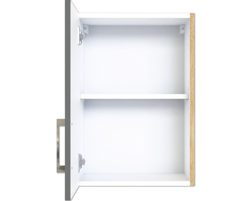 Offener Badezimmerschrank mit einem Regal