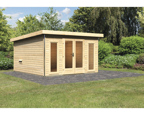 Abri de jardin moderne en bois avec toit plat et portes vitrées dans le jardin