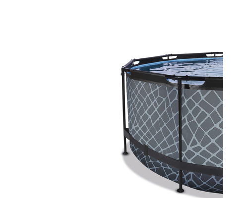 Piscine hors sol avec cadre en acier et remplie d''eau