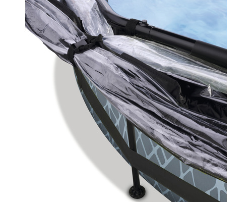 Detailansicht eines Pools mit Abdeckung und Befestigungssystem