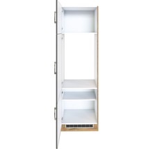Armoire haute ouverte avec étagères